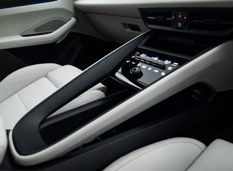 Porsche Macan Turbo Electric 23
