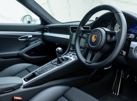 Porsche 911 GT3 TOURING (991.2) 10