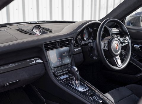 Porsche 911 Carrera GTS (991.2) 16