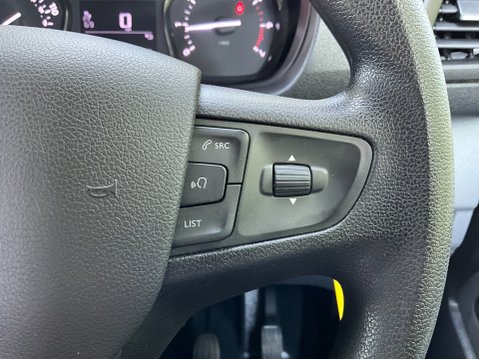 Vauxhall Vivaro 2.0 Turbo D 3100 Dynamic Crew Van L2 H1 Euro 6 (s/s) 5dr 17