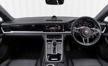 Porsche Panamera Turbo Sport Turismo 18