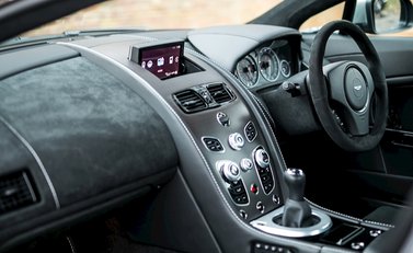 Aston Martin V12 Vantage S 14