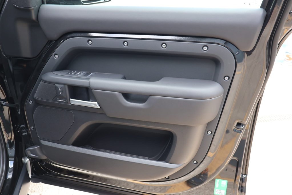 Land Rover Defender 110 2026 HARD TOP  D350 HSE MATT PPF Carbon PPF Bonet seeker styled rear seats 26