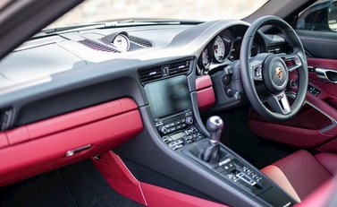 Porsche 911 (991.2) Targa 4 GTS 18