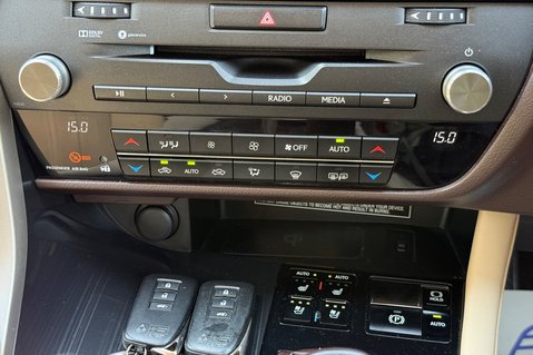Lexus RX 450H LUXURY - PANORAMIC SUNROOF - RARE COLOUR COMBO 43