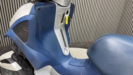 Piaggio MP3 YOURBAN LT 300 RIDE ON A CAR LICENCE TRIKE BIKE PROJECT 12