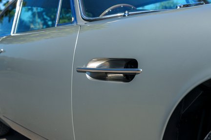 Aston Martin DB6 Mark II 10