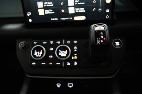 Land Rover Defender 2.0 P400e 15.4kWh X-Dynamic HSE SUV 5dr Petrol Plug-in Hybrid Auto 4WD Euro 18