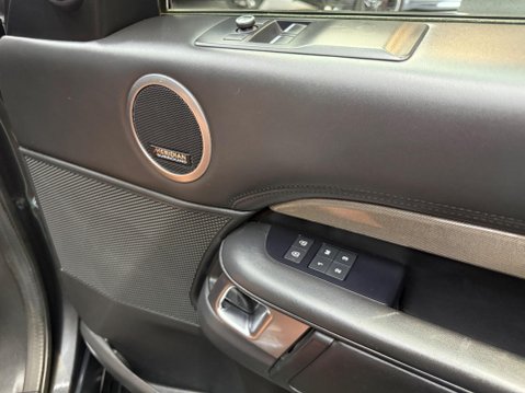 Land Rover Discovery 3.0 D300 MHEV SE Auto 4WD Euro 6 (s/s) 5dr 32