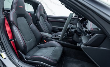 Porsche 911 Targa 4 GTS (992) 18