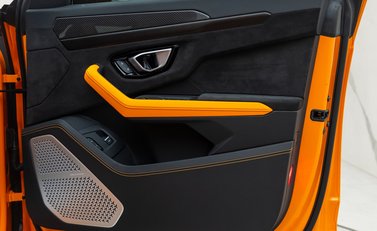 Lamborghini Urus Pearl Capsule 28