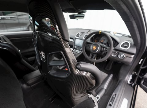 Porsche 718 Cayman GT4 15