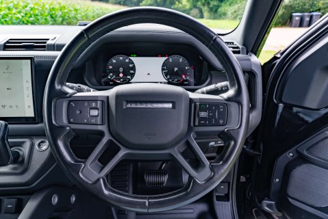 Land Rover Defender D300 X-Dynamic HSE Hard Top 12