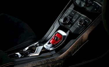 Lamborghini Huracan LP640-4 Performante 16