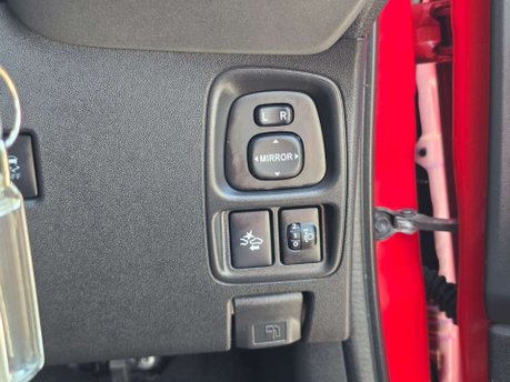 Toyota Aygo 1.0 VVT-i x-play Hatchback 5dr Petrol x-shift Euro 6 (Safety Sense) (71 ps) 34