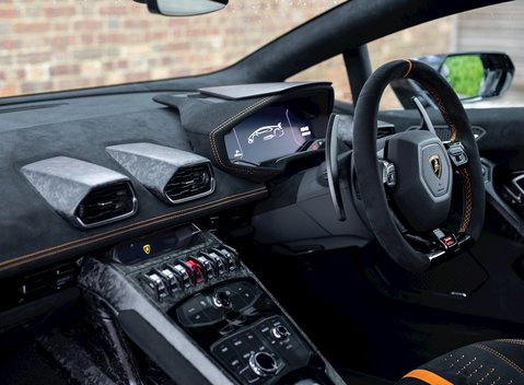Lamborghini Huracan LP640-4 Performante 14