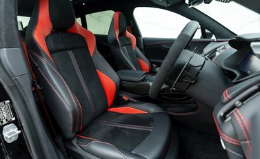 Aston Martin DBX 707 10