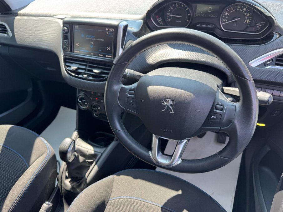 2018 Peugeot 208 — image 2