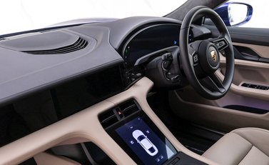 Porsche Taycan TURBO 15