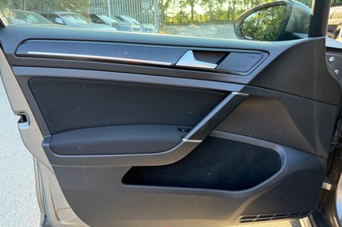 Volkswagen Golf GTD - PANORAMIC ROOF - ACC - SPORT AND SOUND PACK - CARPLAY 24