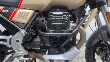 Moto Guzzi V85 TT 850 2021 ONLY 11K HISTORY FULL LUGGAGE ADVENTURE BIKE 34