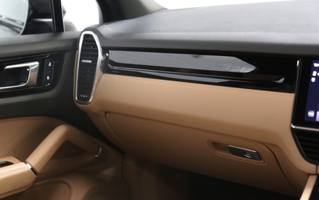 Porsche Cayenne V6 Platinum Edition - PTS Colour and Incredible Specification 29