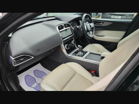 Jaguar XE R-DYNAMIC S 4