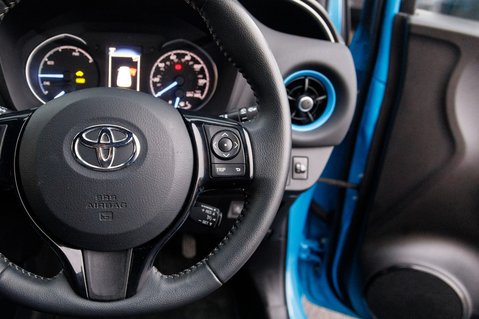 Toyota Yaris VVT-I BI-TONE 20