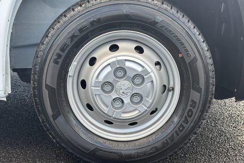 Peugeot Boxer BlueHdi 335 L3H2 Professional Premium Plus Panel Van 32