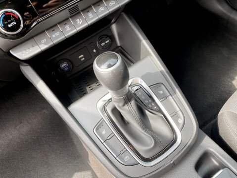 Hyundai KONA 1.6 h-GDi Premium SUV 5dr Petrol Hybrid DCT Euro 6 (s/s) (141 ps) Air Con - 17