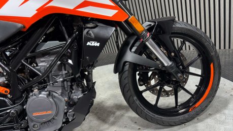 KTM Duke 2017 17K NEW MOT 125CC 15BHP NAKED BIKE 11