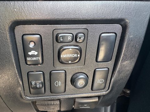 Toyota Hilux 3.0 D-4D Invincible Auto 4WD Euro 5 4dr 27