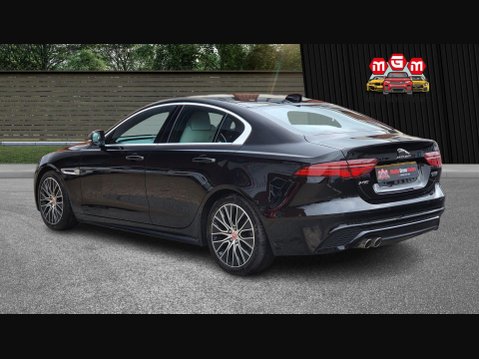 Jaguar XE R-DYNAMIC S 6