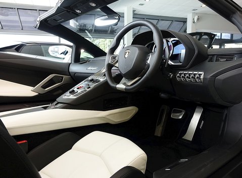 Lamborghini Aventador LP 700-4 Roadster 13