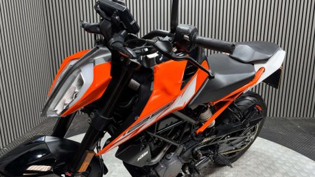 KTM Duke 2017 17K NEW MOT 125CC 15BHP NAKED BIKE 22