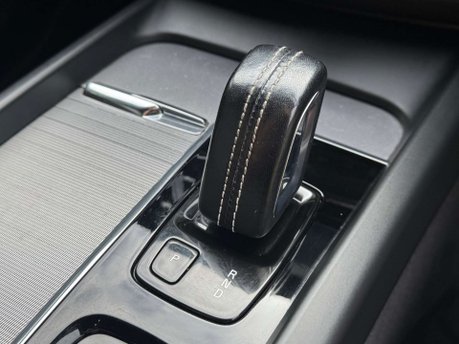 Volvo XC60 2.0 XC60 R-Design B5 MHEV Auto 5dr 32