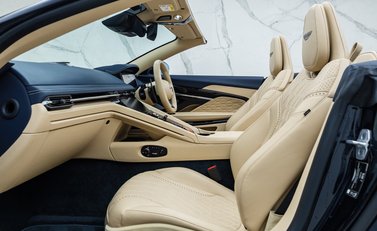 Aston Martin DB12 Volante 28