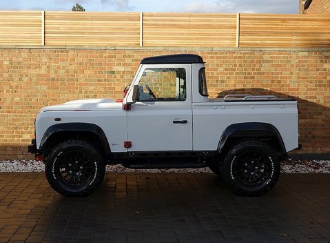 Land Rover Defender 90 Bowler Edition 21
