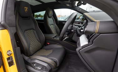 Lamborghini Urus 12