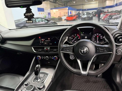 Alfa Romeo Giulia 2.2 TD Speciale Saloon 4dr Diesel Auto Euro 6 (s/s) (180 ps) 2