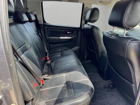 Toyota Hilux 3.0 D-4D Invincible Auto 4WD Euro 5 4dr 32