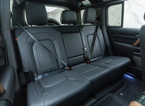 Land Rover Defender 110 D300 X 12