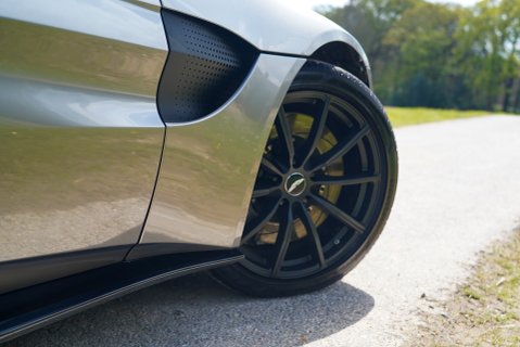 Aston Martin Vantage V8 5