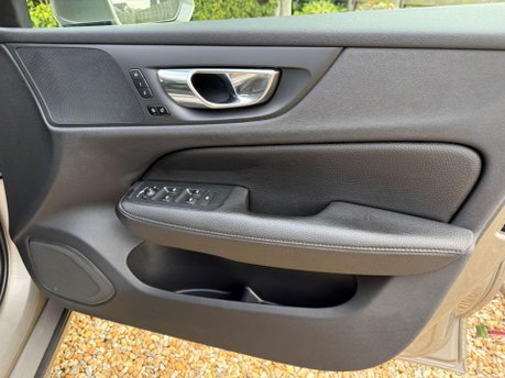 Volvo V60 2.0 D4 Momentum Auto Euro 6 (s/s) 5dr 23