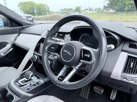 Jaguar E-Pace 2.0 R-DYNAMIC BLACK MHEV 8