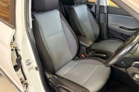 Hyundai i20 1.2 Premium Hatchback 5dr Petrol Manual Euro 6 (84 ps) 17