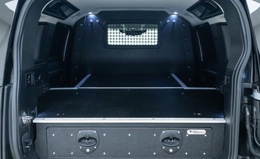 Land Rover Defender 110 D300 HSE Hard Top URBAN 36