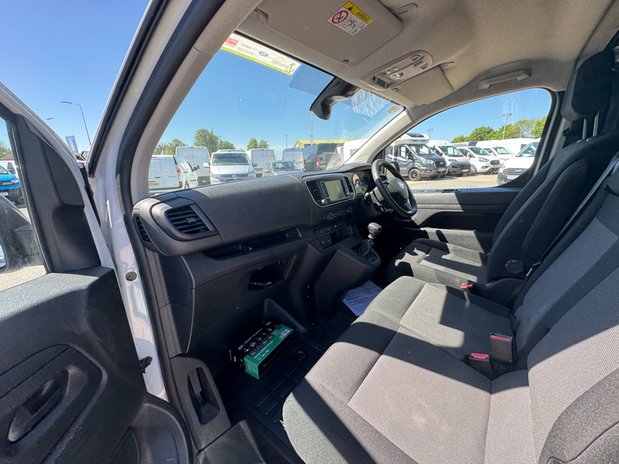 Vauxhall Vivaro LWB L2H1 [SOLD CR] Low Roof Pro 2900 Air Con Nav Sensors EURO 6 12