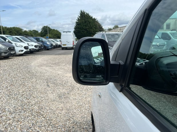 Peugeot Expert MWB L2H1 Professional 2700 Air Con Sensors Tow Bar EURO 6 NO VAT 21