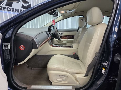 Jaguar XF 3.0d V6 Premium Luxury Saloon 4dr Diesel Auto Euro 5 (240 ps) 37